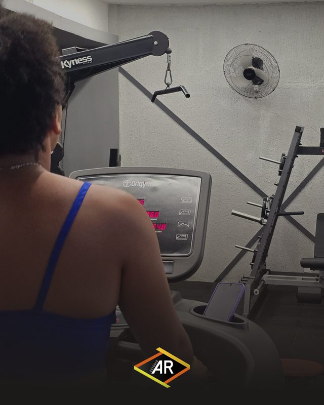 Aluna treinando na esteira do Estúdio AR