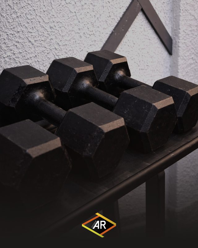 Halteres da área de musculação do Estúdio AR